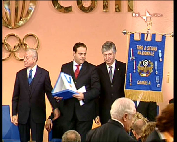1 2008.-Roma,-Sala-d'onore-CONI.-Ritiro-Collare-d'Oro On.-Gianni-Letta-con-il-Sindaco-di-Candela-Nino-Santarella-e-il-Consigliere-Nazionale-UITS-Raffaele-Caputo-rid