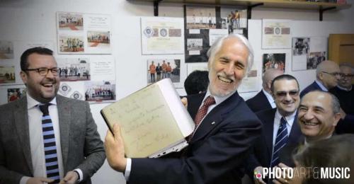 Malagò_firma_registro_autorità_visite