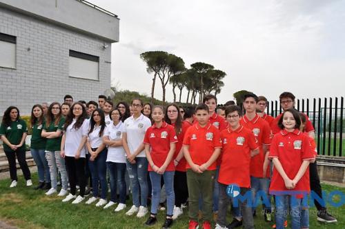 una parte degli 80 atleti della Sezione danno il benvenuto a Malagò